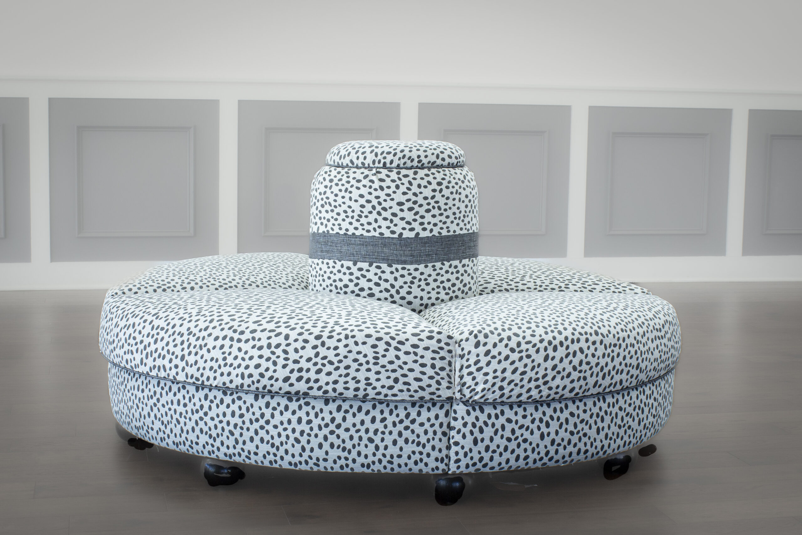 Round banquette sofa in dalmatitian print 